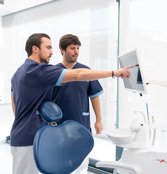 Dois médicos a analisarem um diagnóstico