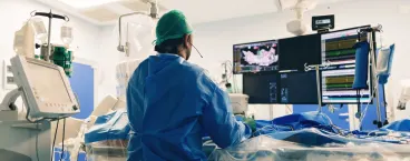 médico a fazer cateterismo em paciente