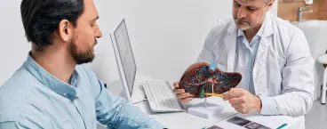 médico explica a paciente o que é uma doença metabólica