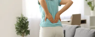 mulher com lombalgia