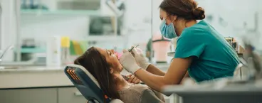 rapaz jovem a sofrer com dores na sala de dentista