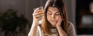 mulher a beber uma bebida alcóolica