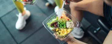 atletas a comerem uma salada