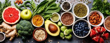 salmão, brócolos, abacate, leguminosas, romã, entre outros alimentos