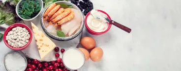 alimentos numa mesa: camarão, iogurtes