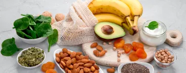 alimentos ricos em magnésio dispostos numa mesa