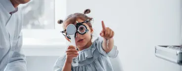 menina a fazer teste para despistar ambliopia