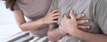 mulher ampara homem que sente dor no peito