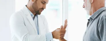 homem a ser examinado por médico 