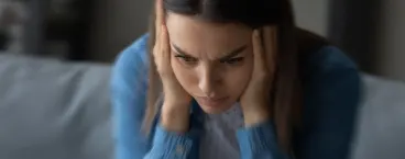 mulher sentada a ter um episódio de pânico