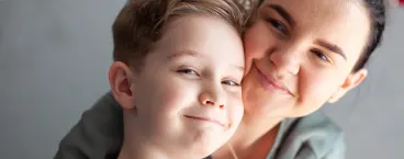 mãe abraçada a menino