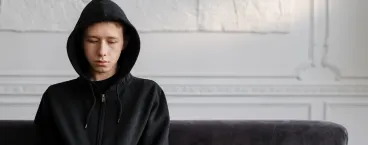 adolescente de hoodie triste