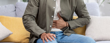 homem com sensação de barriga inchada