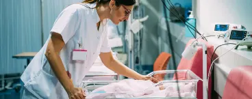 enfermeira a observar bebé na incubadora