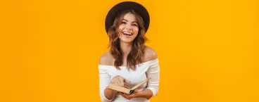 mulher feliz a ler um livro