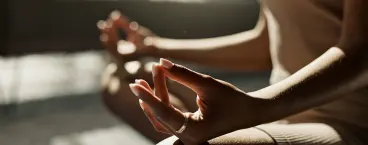 rapariga a meditar em casa