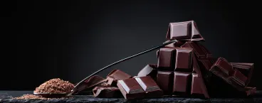 tablete de chocolate partida em pedaços