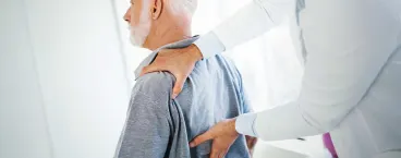 homem a ser tratado por terapeuta 