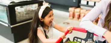 menina a fazer birra no supermercado