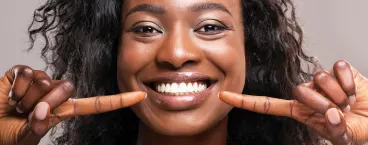 rapariga com um sorriso rasgado e dentes muito brancos