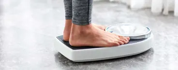 mulher a pesar-se numa balança