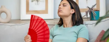 mulher a abanar-se com um leque