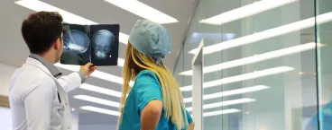 mulher com ar sofrido com dores no pescoço