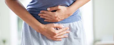 mulher com mãos sobre a barriga