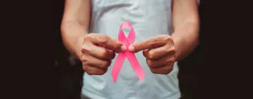 mulher com laço rosa, símbolo universal do cancro da mama