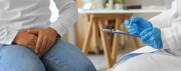 homem a ser consultado devido a sintomas de cancro testicular