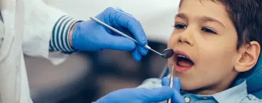 menino em consulta no dentista 