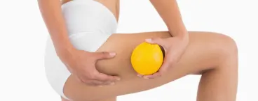mulher com casca de laranja