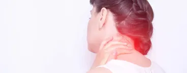 mulher com dor no pescoço