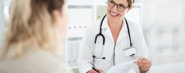 médica a sorrir para paciente 