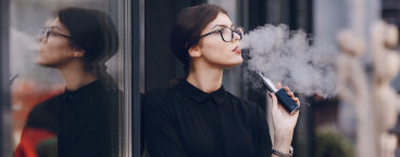 rapariga a fumar um cigarro eletrónico