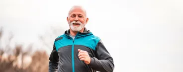 homem sénior a correr