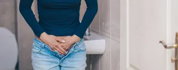 mulher com mão sobre a barriga