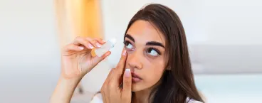 mulher a colocar gotas nos olhos