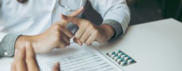 médico a avaliar o paracetamol