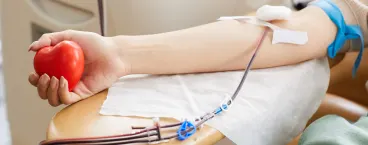 braço de mulher sentada na cadeira a dar sangue