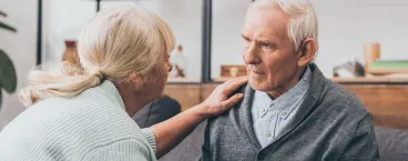 senhora a falar com marido que sofre de demência