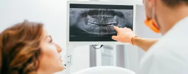 dentista a exemplificar num molde dentário 