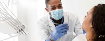 mulher num consultório dentista