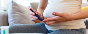 grávida a medir os níveis de glucose no sangue
