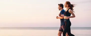 casal a correr à beira-mar