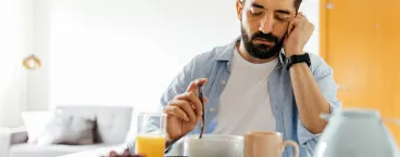 homem com dificuldade em engolir alimentos