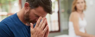 homem com mãos na cabeça