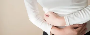 mulher com dor abdominal