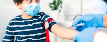 criança a fazer análises ao sangue