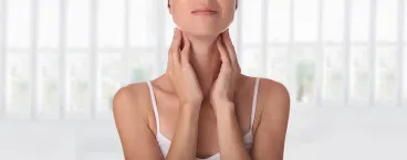 mulher com mãos no pescoço